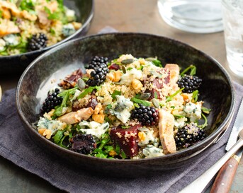 Maaltijdsalade met bramen, bietjes en blauwe kaas