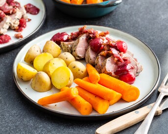 Varkenshaas met kersencompote, geroosterde worteltjes en krieltjes