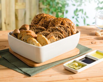 Brood met olijfolie, balsamico azijn en homemade rozemarijn-knoflookolie