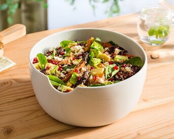 Superfood salade met quinoa, biet, zoete aardappel, avocado, granaatappelpitjes, feta en spinazie
