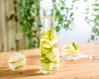 Zomerdrankje met komkommer, basilicum en citroen