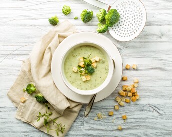 Broccoli-bloemkoolsoep met verse knoflookcroutons