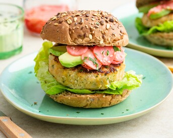 Aziatische visburger met koriandermayonaise en avocado