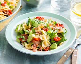 BLT-pastasalade met zelf 'gedroogde' cherrytomaatjes