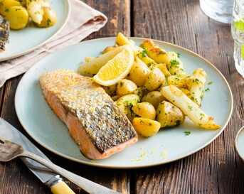 Ovenpakketjes met witte asperges, zalm, krieltjes, witte wijn en peterselie