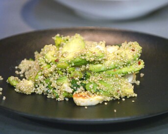 Quinoasalade met gegrilde halloumi