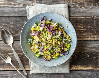 Bulgur-linzensalade met blauwe kaas en avocado
