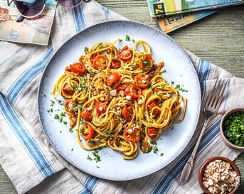 Linguine met ansjovisboter en saus van cherrytomaten