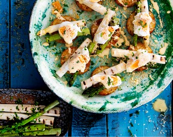 Asperges met een gepocheerd eitje en rösti rondjes