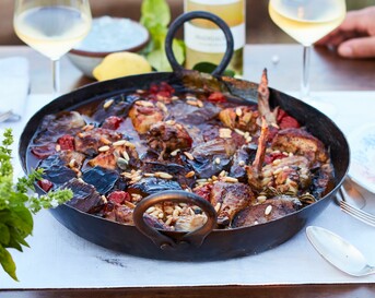Salina-kip met zalig geurende zachte aubergine en tomaat met kappertjes