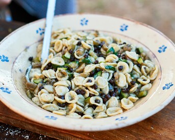 Orecchiette met aubergine & zwarte kikkererwten