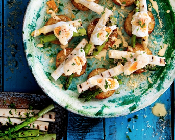 Asperges met een gepocheerd eitje en rösti rondjes