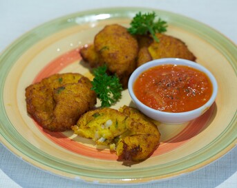 Frittelle di zucca e merluzzo (kabeljauw/pompoenkoekjes) con salsa di pomodori (tomatensaus)