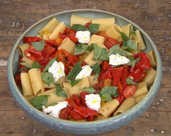 Paccheri met geroosterde tomaten-paprikasaus en mascarpone