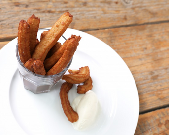 Churros met chocoladesaus en roomijs