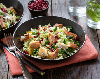 Couscous met verse spinazie, gerookte schelvis en granaatappelpitjes