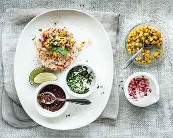 Tartare van krab en maïs met mole en koriander