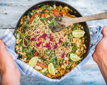 Pad thai met shiitakes, gember en sesamzaad