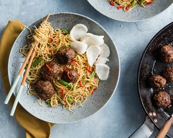 Indonesische gehaktballen met sperziebonen en mie