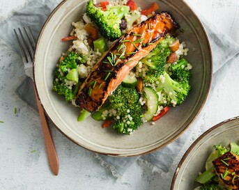 Frisse parelcouscous met gebakken zalm
