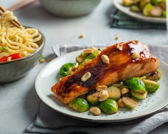 Zalm op spruiten met noedelsalade