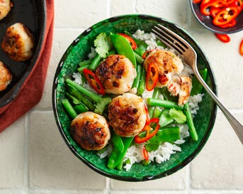 Visballetjes met ketjapsaus