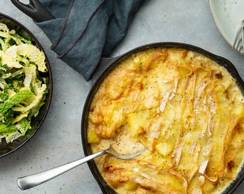 La tartiflette met groene kool-kappertjessalade
