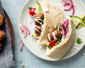 Falafelsandwich met tahindressing