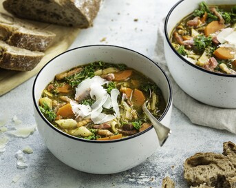 Winterse minestrone met boerenkoolpesto