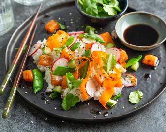 Poképlate met gemarineerde zalm