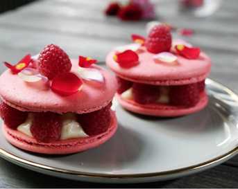 Macarontaartje met frambozen en roos