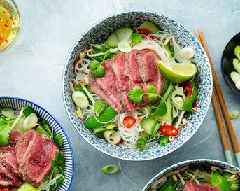Vietnamese noedelsalade met rundvlees