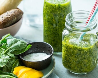 Mango-smoothie met kokos en spinazie