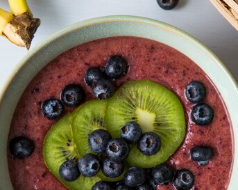 Smoothiebowl van bieten en blauwe bessen