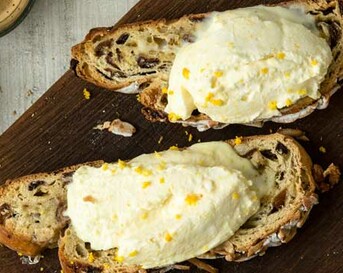 Geroosterde notenstol met clotted cream