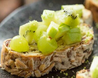 Notenstol met verse fruitsalade