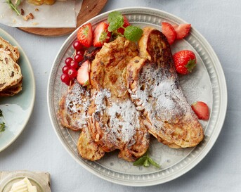 Wentelteefjes van paasstol met roodfruit