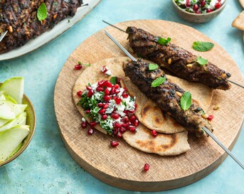 Lamsköfte met flatbread en labne
