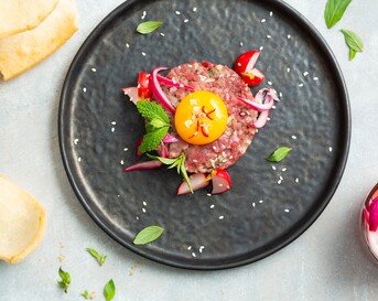 Vietnamese steak tartare met verse kroepoek