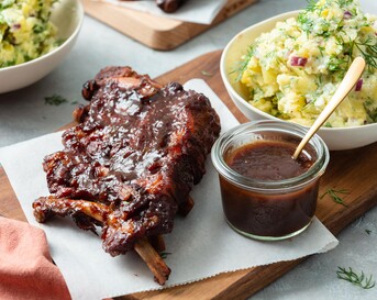 Spareribs in kersencolamarinade met aardappelsalade