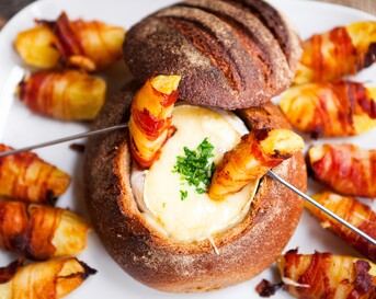 Kaasfondue in brood