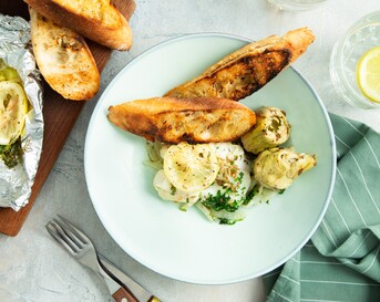 Vispakketjes van de bbq met gegrilde artisjokharten