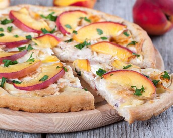 Pizza met perzik, kip en gorgonzola