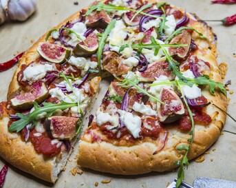 Pizza met vijg, rucola en manchego