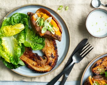Rodecurryspeklapjes met gepofte zoete aardappel en little gem