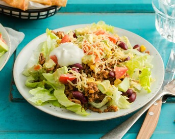 Mexicaanse salade met gehakt, bonen, avocado en tortillachips