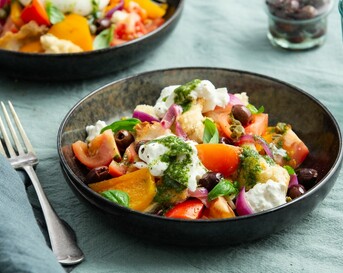 Panzanella met basilicumolie en burrata