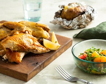 Barbecue beer canned chicken met citrussalade