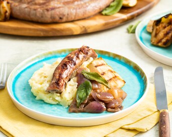 Barbecue-worst met puree en gestoofde uien