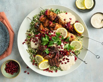 Mixed grill van kip met hummus en parelcouscoussalade